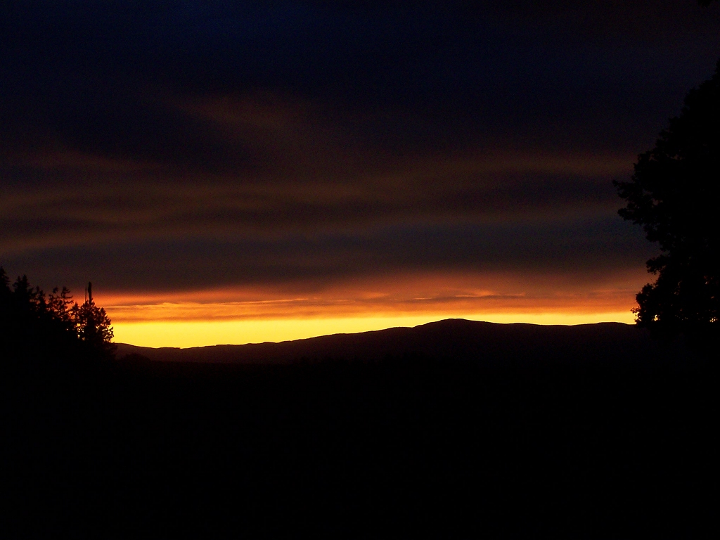 Day breaks over the Molalla hills