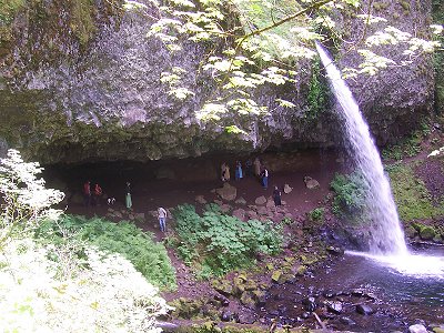 Horsetail Falls, Oregon: behind the upper falls